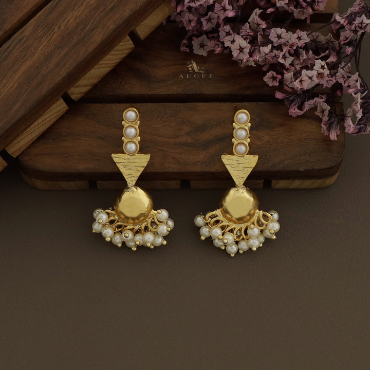 Golda Glossy Arrow Cluster Pearl Earring
