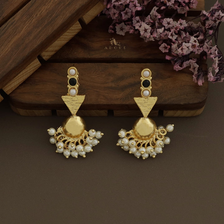 Golda Glossy Arrow Cluster Pearl Earring