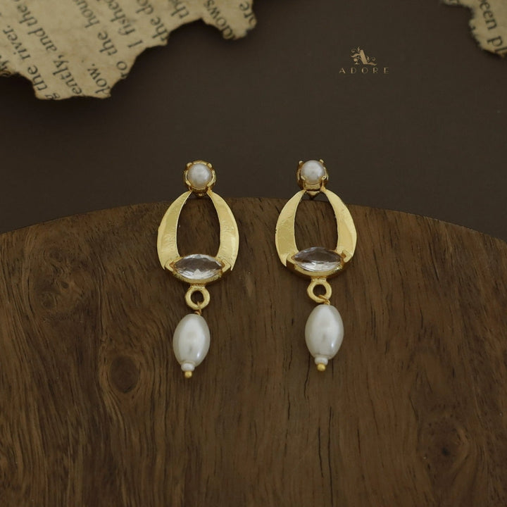 Colvia Ellipse Glossy Pearl Earring