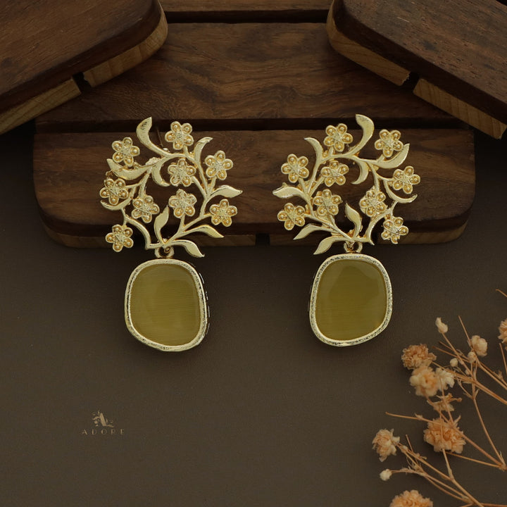 Brizna Golden Cluster Flower Earring