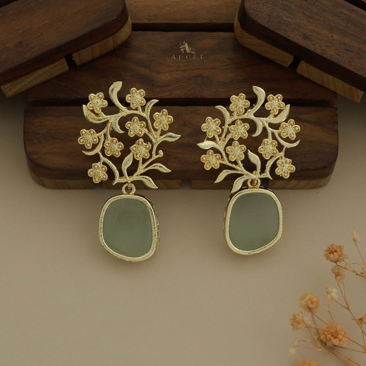 Brizna Golden Cluster Flower Earring