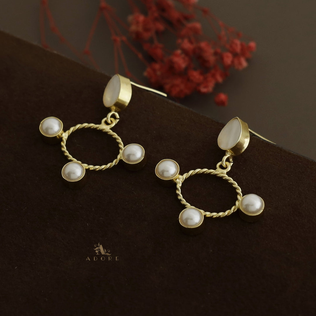 Twisted Oval Tri Pearl MOP Earring