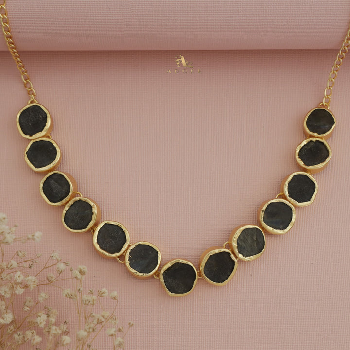 Esmera Round Raw Stone Choker / Short Neckpiece