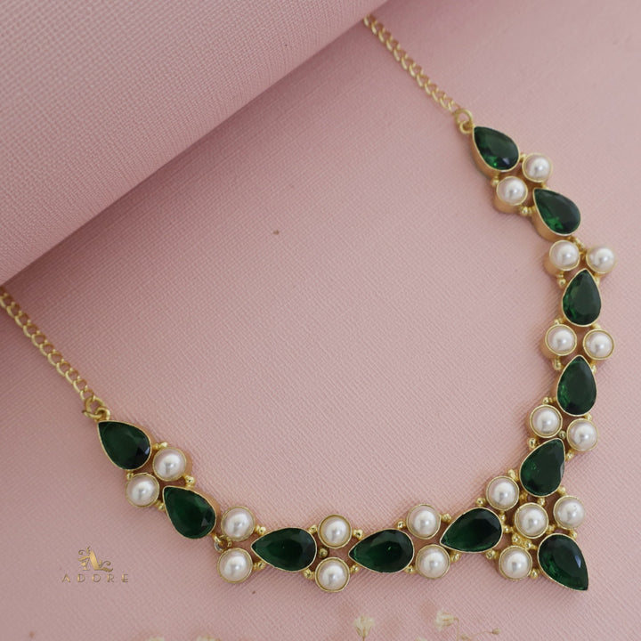 Glossy Neeva Drop Pearl Neckpiece