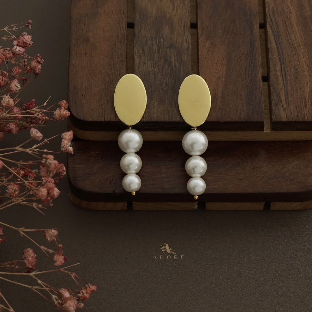 Golden Ovalie Tri Pearl Earring