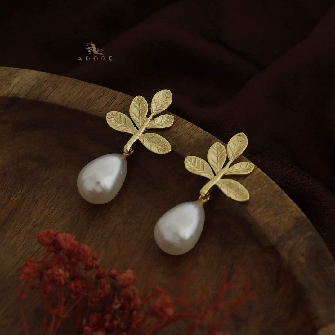 Laina Leafy Nawal Pearl Earring