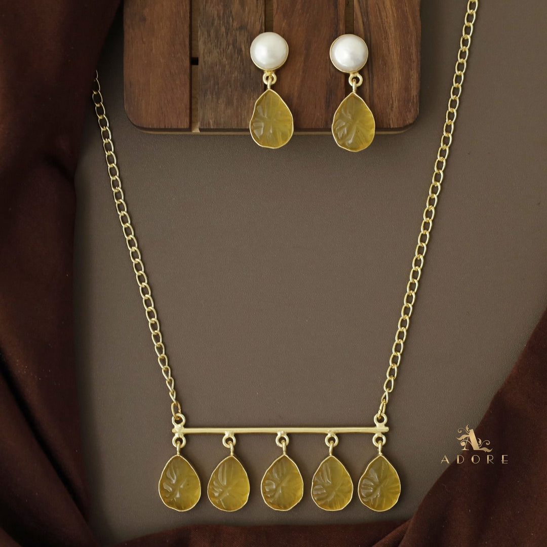Tapsi 5 Carved Stone Neckpiece With Earring