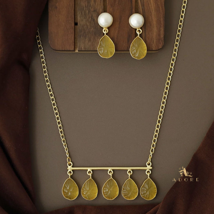 Tapsi 5 Carved Stone Neckpiece With Earring