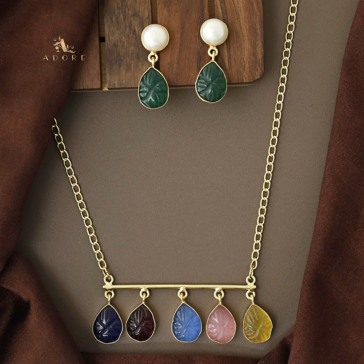 Tapsi 5 Carved Stone Neckpiece With Earring