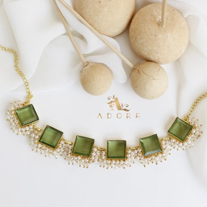 Trina 6 Glossy Square With Pearl Short Neckpiece/Choker