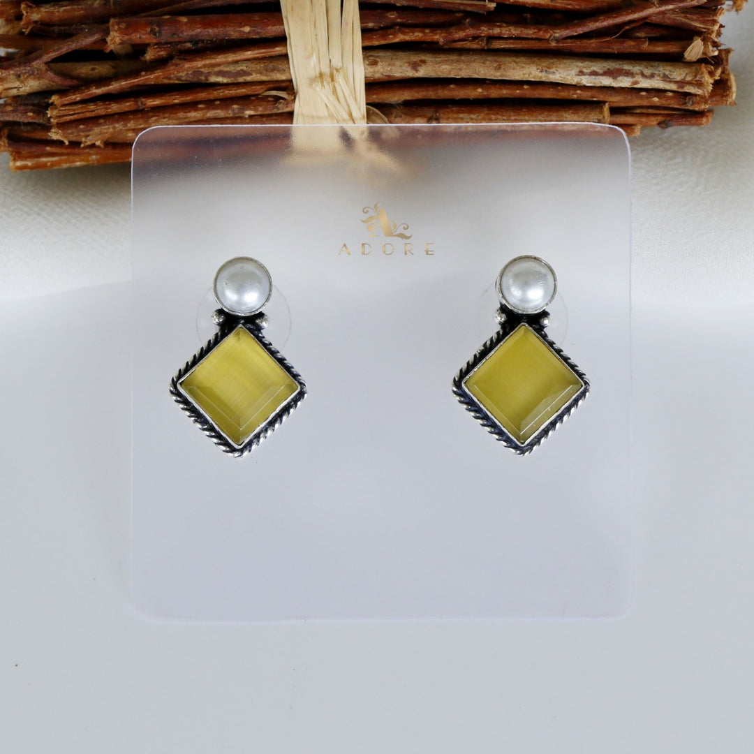 Arusi Pearl Earring