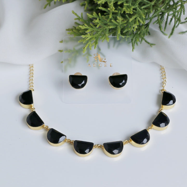 Roshnia Short Neckpiece With Stud