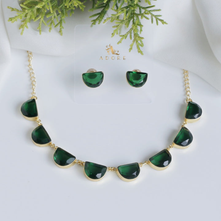 Roshnia Short Neckpiece With Stud