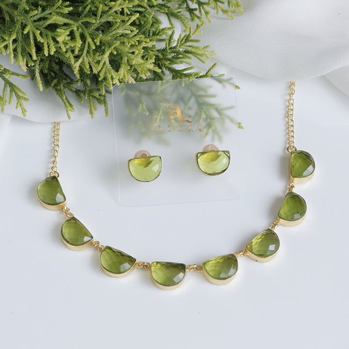 Roshnia Short Neckpiece With Stud