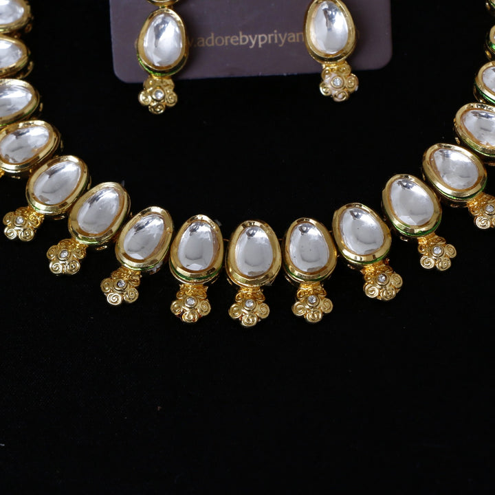 Vaishnavi Kundan Neckpiece With Earring