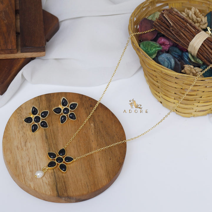 Floral Neckpiece With Stud