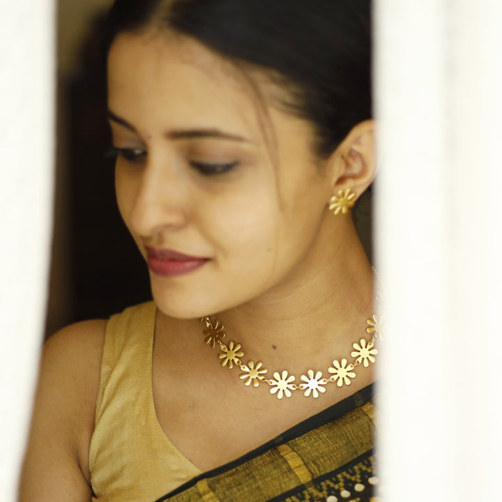 Midhila Neckpiece With Stud