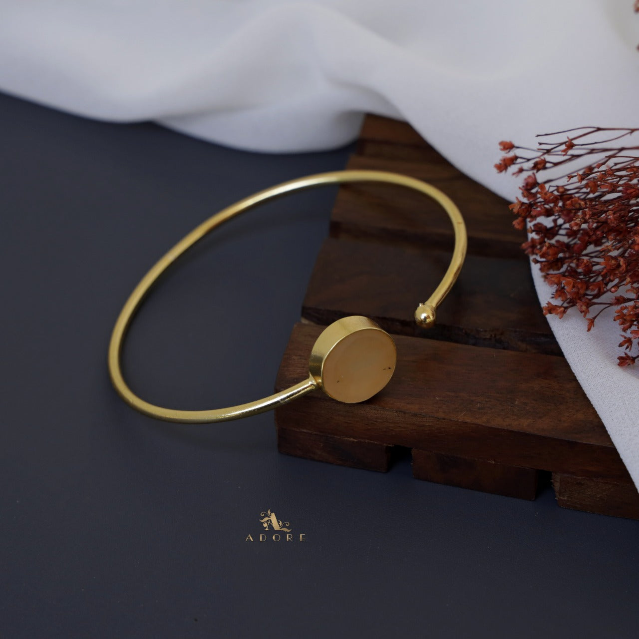 Ainoha Front Open Bangle