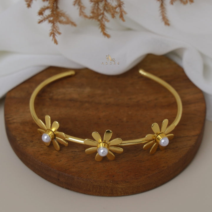 Midhila 3 Flower Pearl Bangle