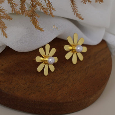 Midhila Flower Pearl Earring