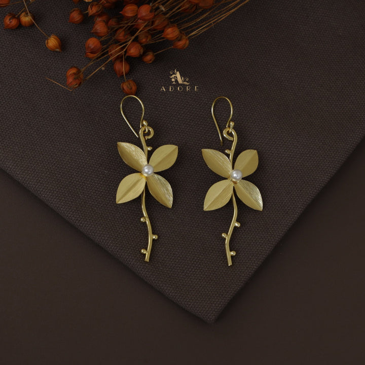 Melera Pearl Golden Stem Flower Earring