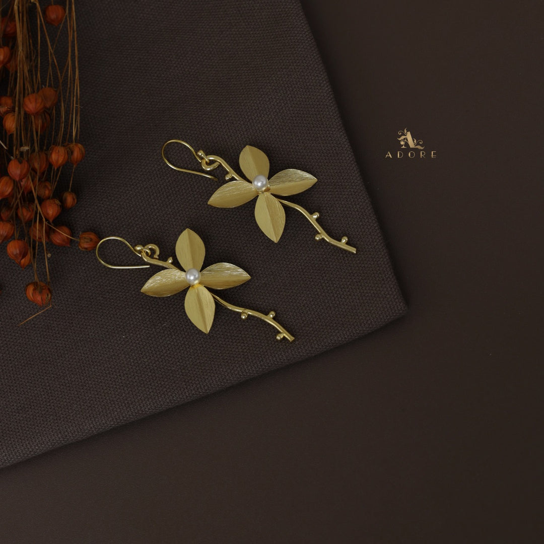Melera Pearl Golden Stem Flower Earring