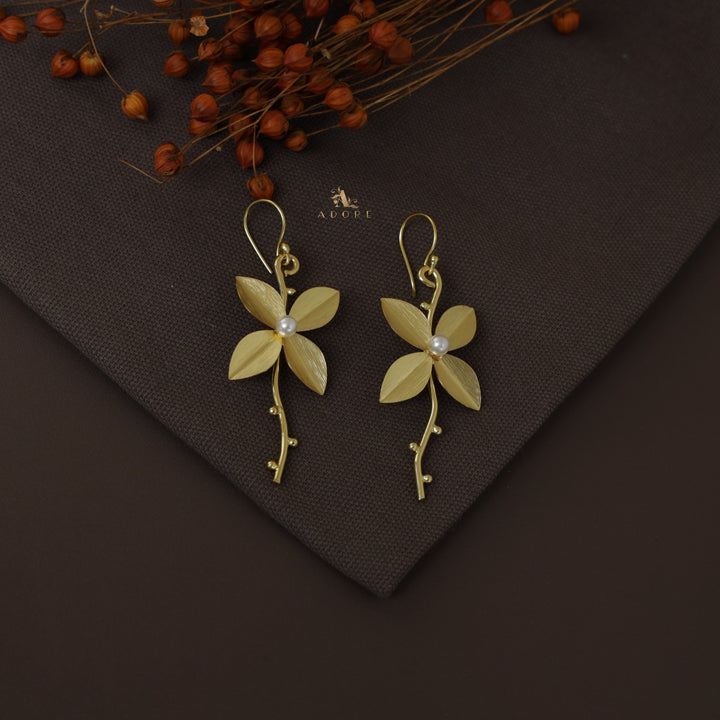 Melera Pearl Golden Stem Flower Earring