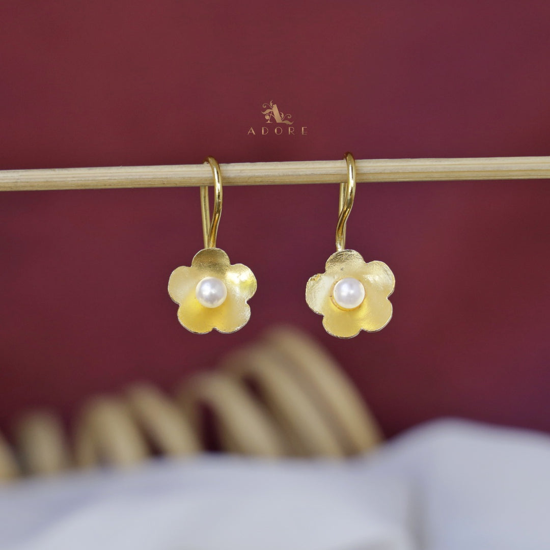 Lamba Golden Flower Pearl Drop