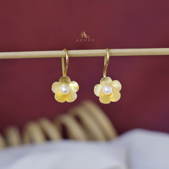 Lamba Golden Flower Pearl Drop