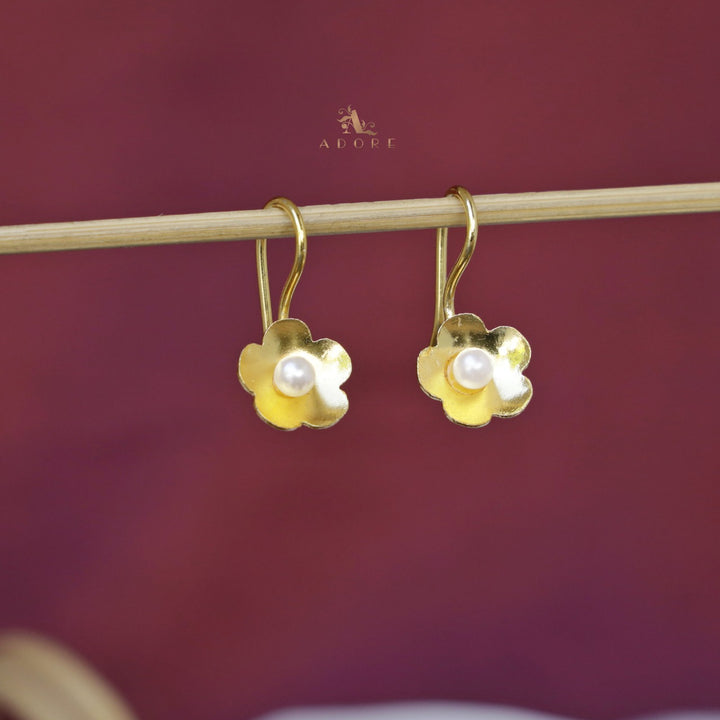 Lamba Golden Flower Pearl Drop