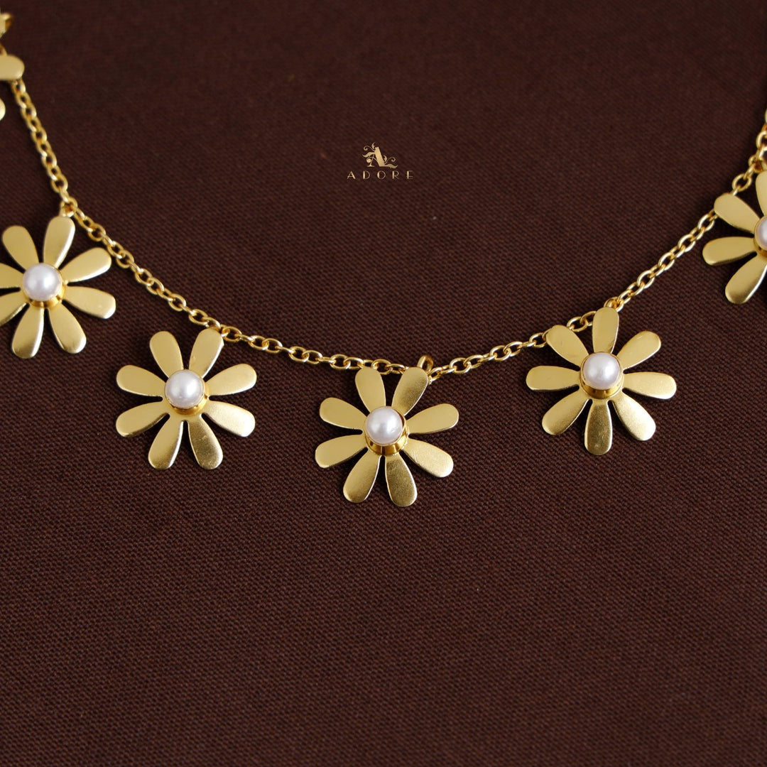 Midhila 7 Flower Pearl Neckpiece