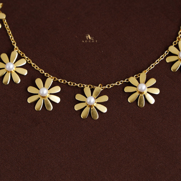 Midhila 7 Flower Pearl Neckpiece