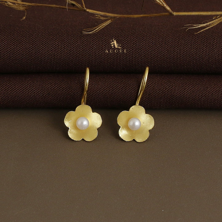 Lamba Golden Flower Pearl Drop