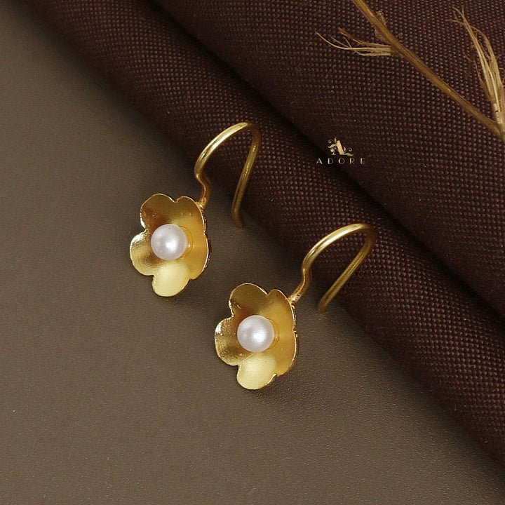 Lamba Golden Flower Pearl Drop