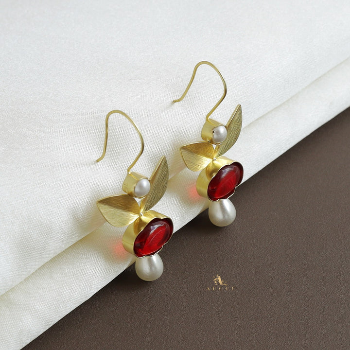 Glossy Livandria Folded Leaf Pearl Drop