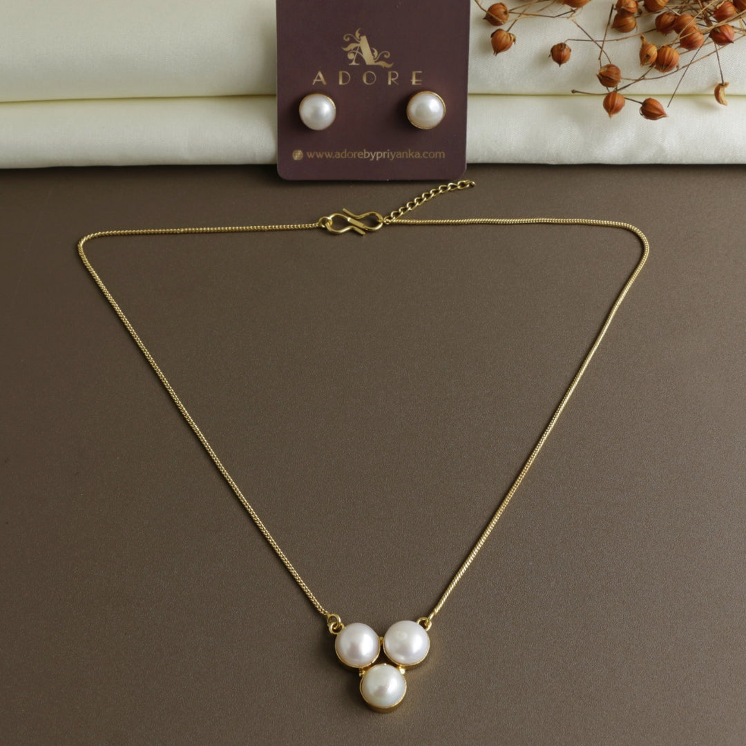 Hafa Tri Pearl Neckpiece With Stud