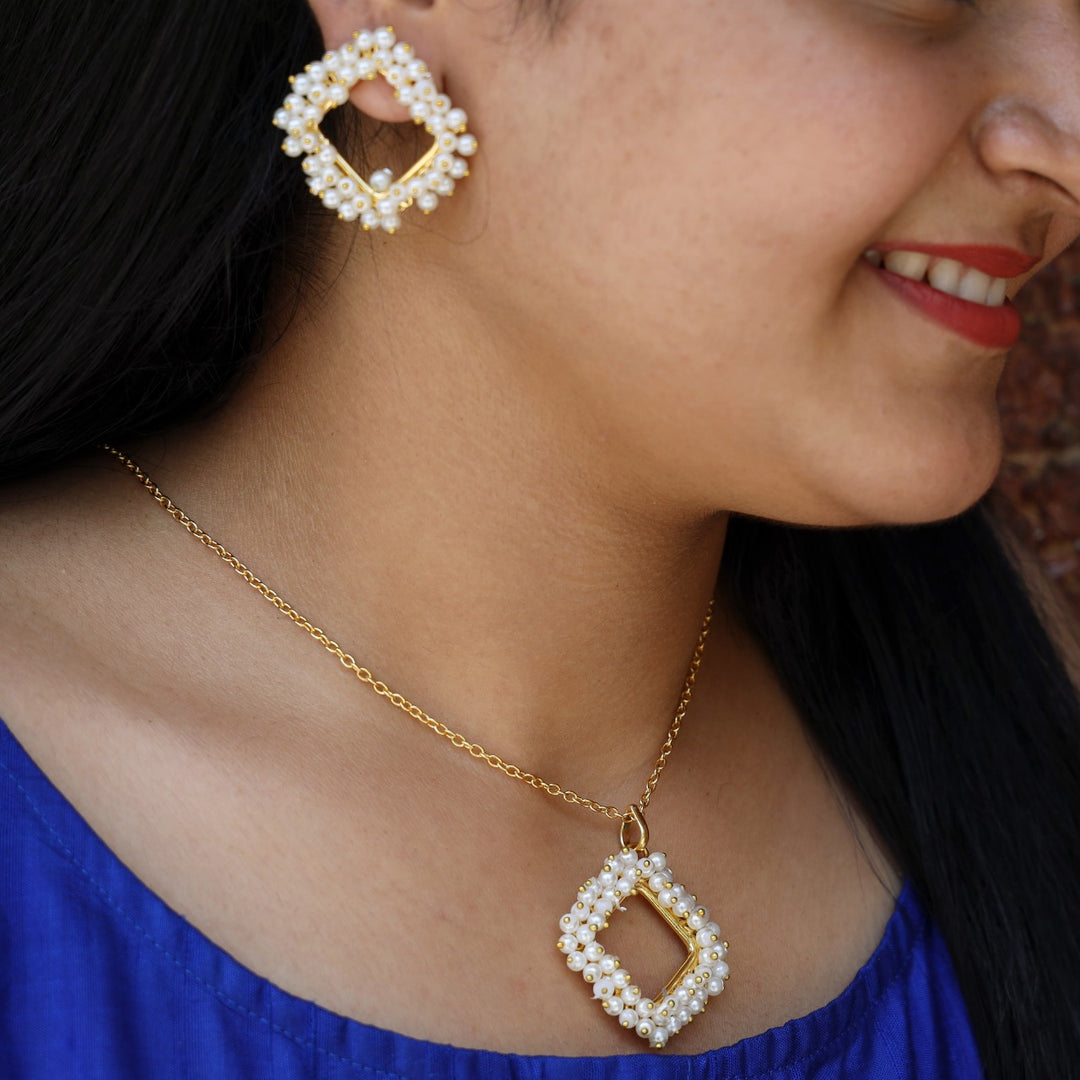 Golden Heronika Pearl Neckpiece With Earring