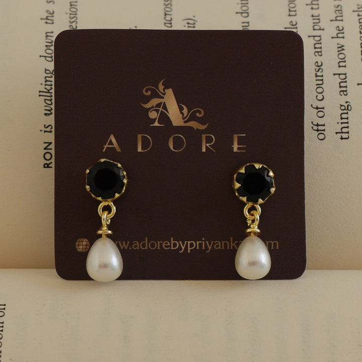 Glossy Cyris Pearl Drop Earring