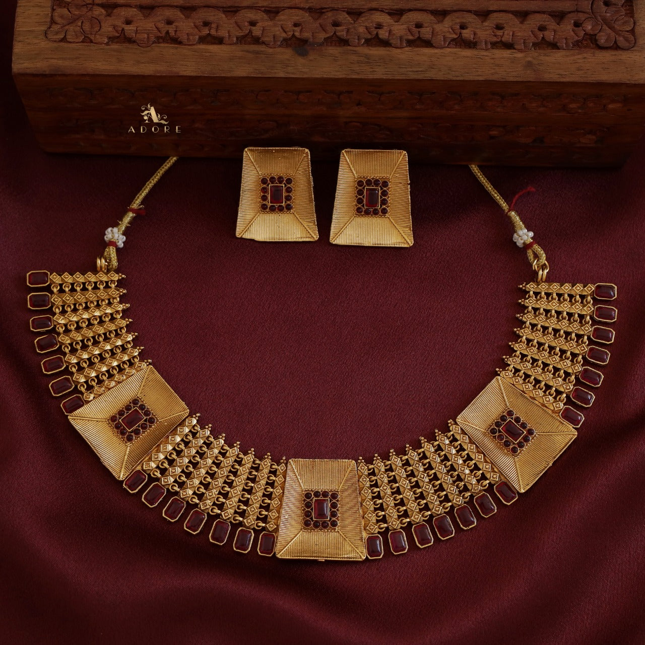 Laasritha Neckpiece With Earring