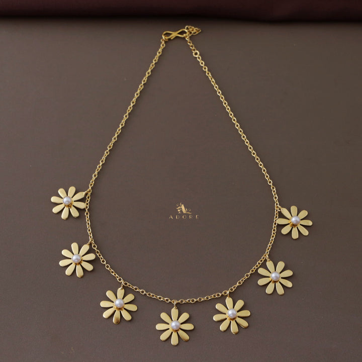 Midhila 7 Flower Pearl Neckpiece