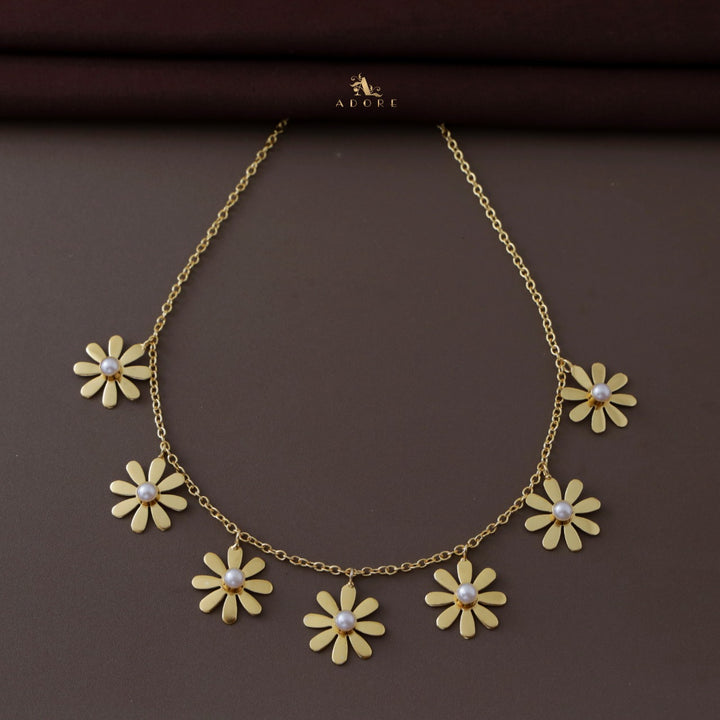 Midhila 7 Flower Pearl Neckpiece