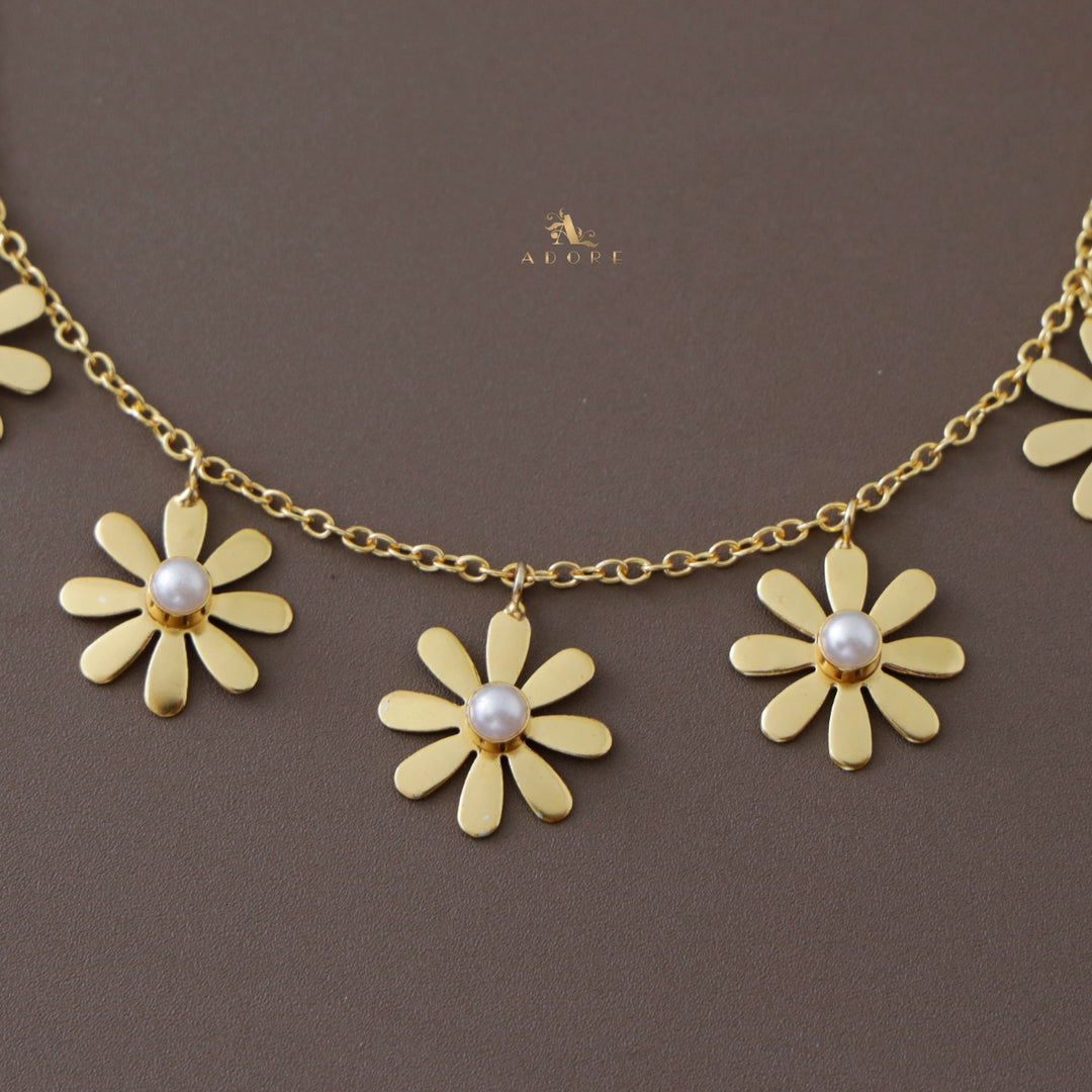 Midhila 7 Flower Pearl Neckpiece