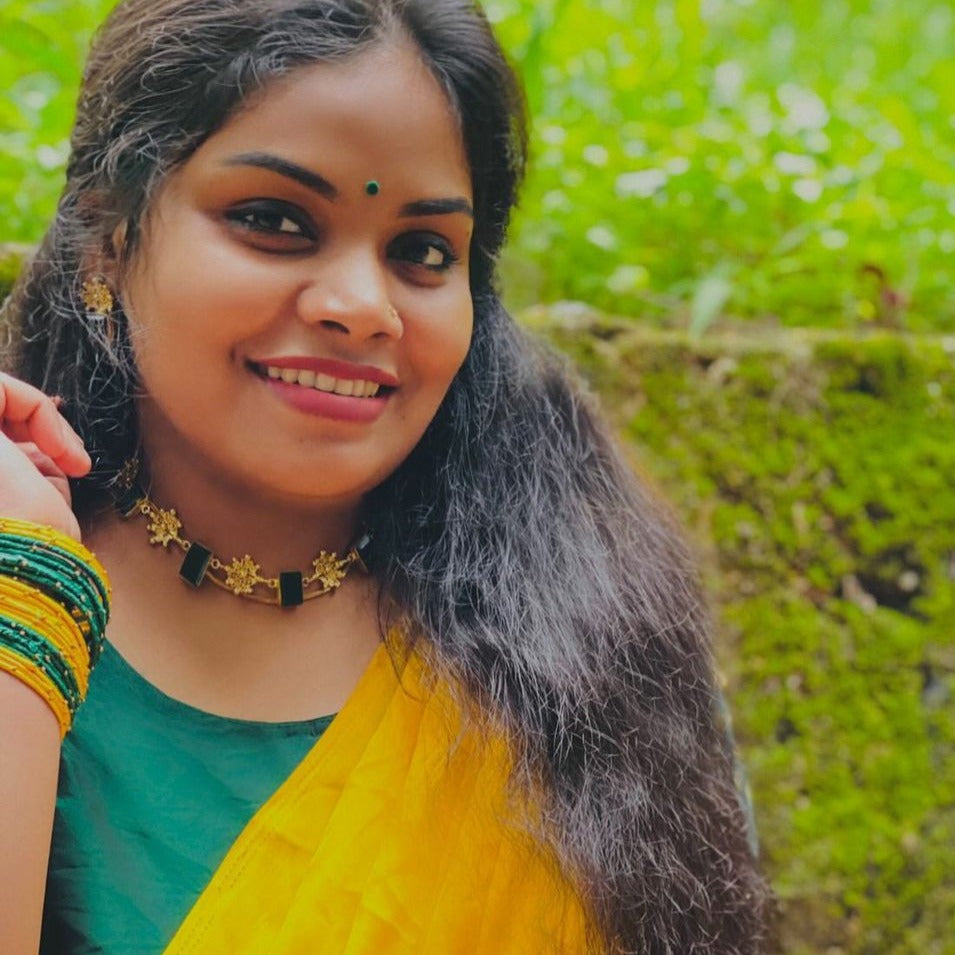 Elite Sparkle Short Neckpiece (1 Layer)