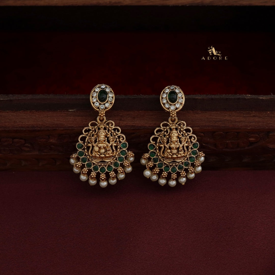 Aaditeya Pearl Neckpiece With Earring