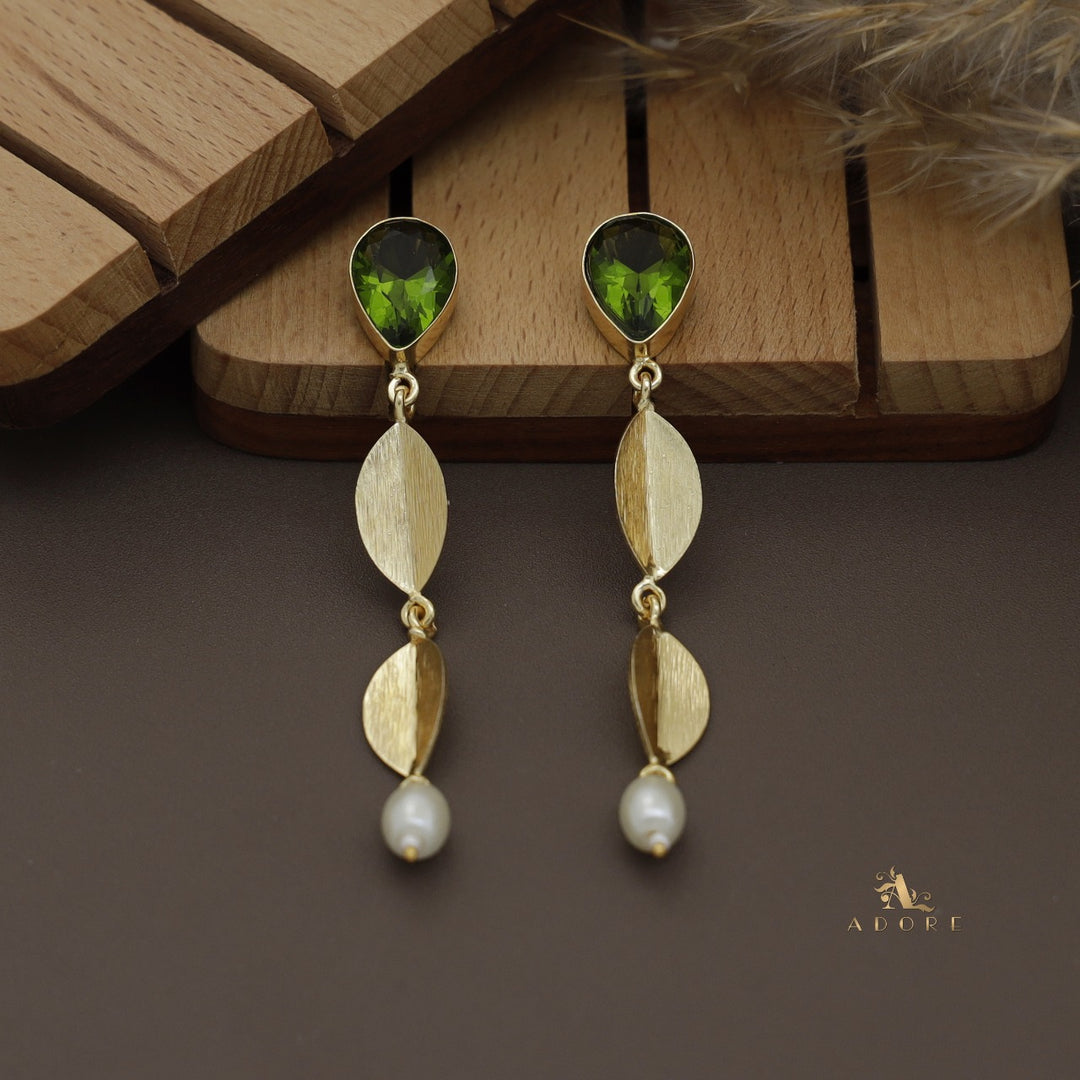 Mahlet Glossy Fold Leafy Pearl Earring