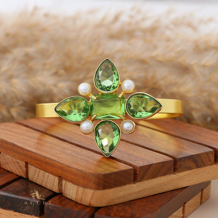 Glossy 4 Leafy Pearl Bangle