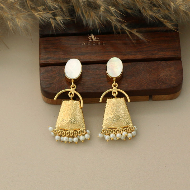 Golden Walda Oval Glossy Cluster Pearl Earring