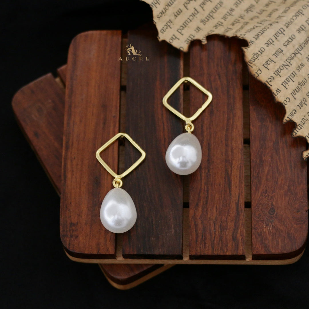 Golden Talon Nawal Diamond Pearl Earring