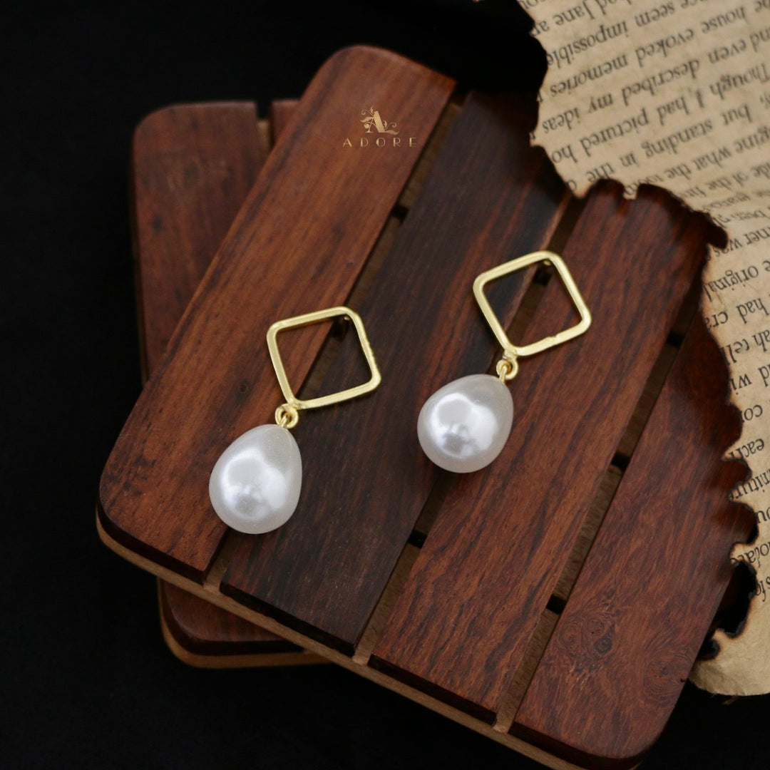 Golden Talon Nawal Diamond Pearl Earring