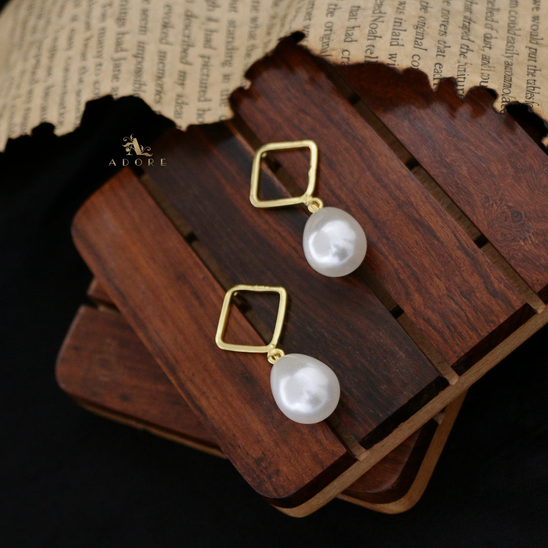 Golden Talon Nawal Diamond Pearl Earring